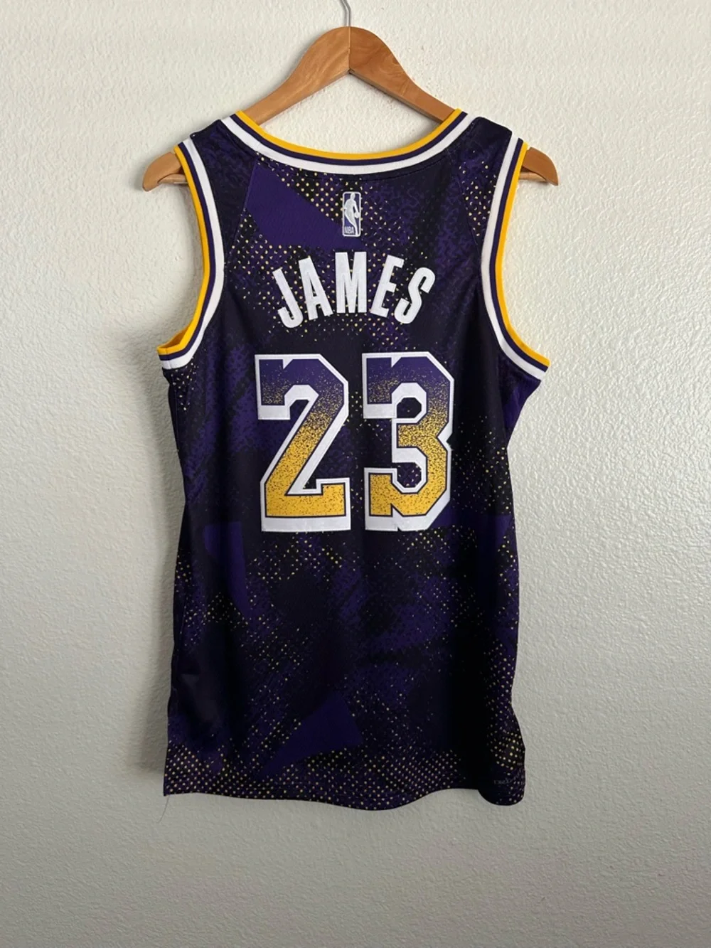 Los Angeles Lakers LeBron James Nike Jersey Select Series Showtime Size 40 Small